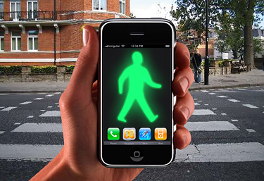 Smartphone in strada A tanti è capitato di aspettare una telefonata importante e trovarsi col il cellulare scarico, fuori casa