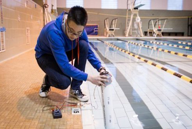 Yinger Jin alle prese con la sua colonna di acqua oscillante, che quantifica l'energia elettrica derivabile dal moto ondoso