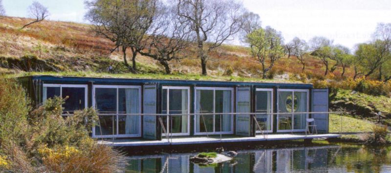 Casa container costruita su un lago