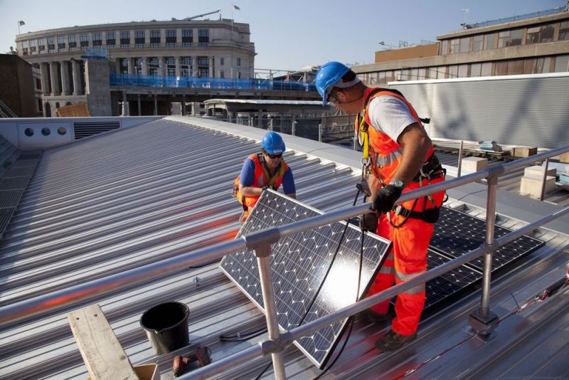 Blackfriars_lavori Un'immagine dei lavori di messa in opera di uno dei 4400 pannelli fotovoltaici del ponte di Blackfriars