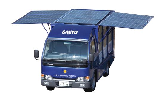 Camion fotovoltaico Il camion fotovoltaico della Sanyo sfrutta al massimo le superfici laterali per produrre energia pulita e solare