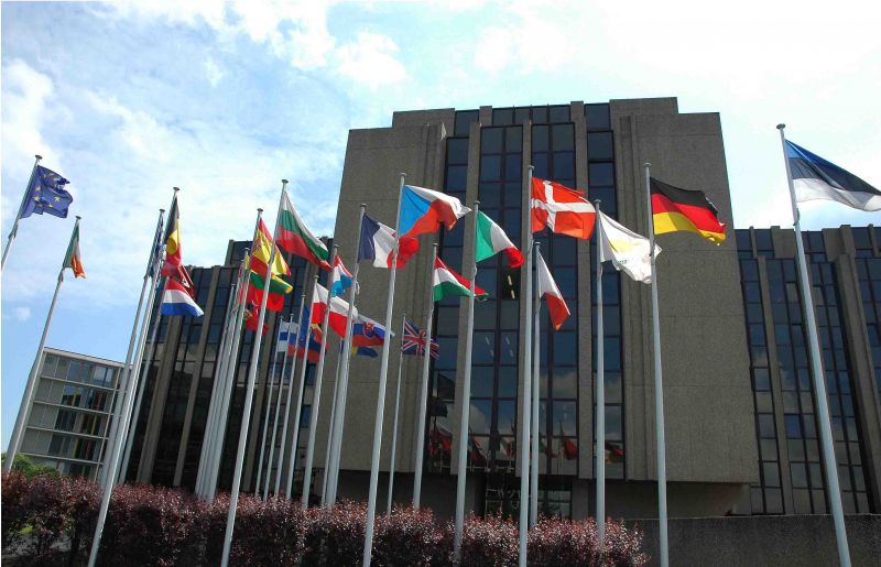 Corte Europea rappresentata dalle diverse bandiere dei Paesi appartenenti, Lussemburgo