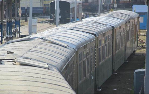 Il treno alimentato a energia solare che viaggia sulle rotaie del nord dell'India