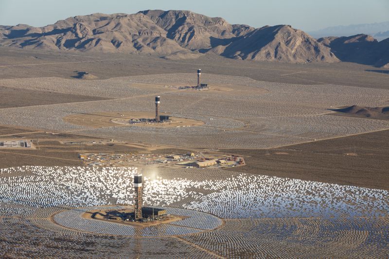 Visione aera della Ivanpah Solar Power con le sue tre torri 