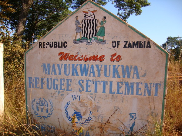 Il campo nomadi di Mayukwayukwa esiste dal 1996; nel 2008 l'UNHCR vi ha costruito una scuola