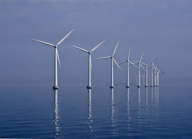Impianto eolico offshore installato ad alcune miglia dalle coste