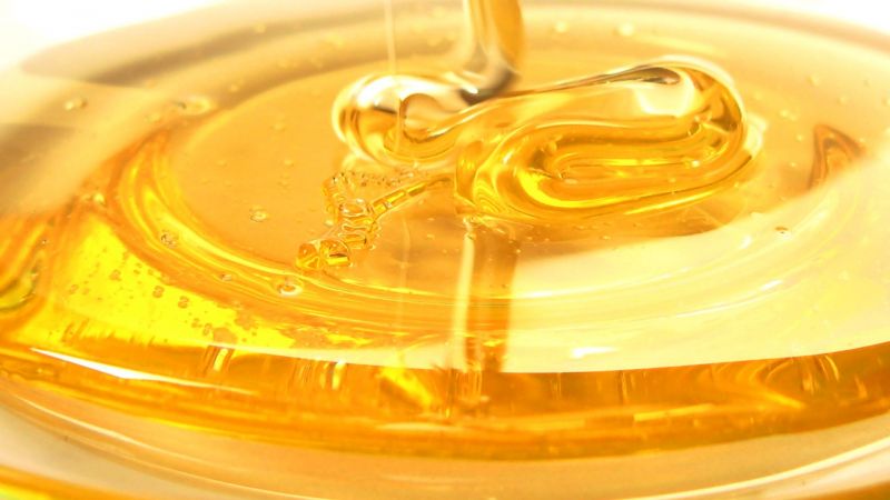 Miele Il miele ha eccellenti proprietà idratanti, nutrienti e cicatrizzanti