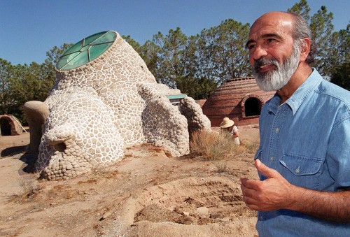 Un'immagine di Nader Khalili vicino a una costruzione realizzata con la Earthbag
