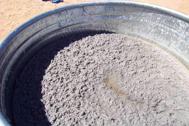I coniugi Hart hanno abbinato la tecnica Earthbag all'intonaco Papercrete