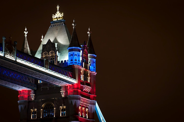 Tower Bridge Una suggestiva immagine del Tower Bridge illuminato a LED
