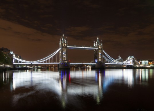 Panoramica del Tower Bridge Una ripresa panoramica del Tower Bridge