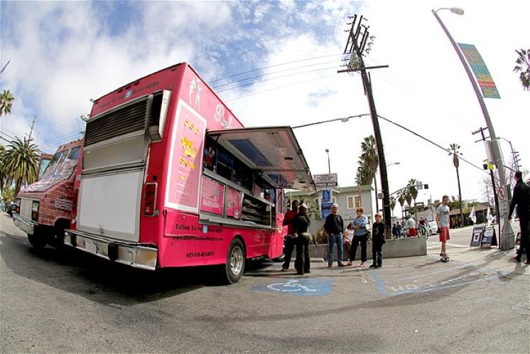 Venditore ambulante Se commercializzato, il camion fotovoltaico della Sanyo potrà tornare utile a molti piccoli commercianti