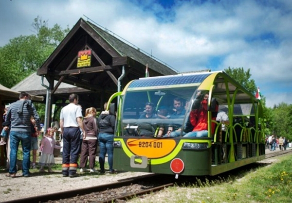 Un'immagine di Vili, il trenino turistico, fotovoltaico ungherese