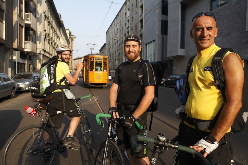 I corrieri ecologici fanno consegne in bicicletta