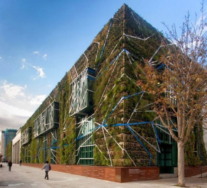 Esterno del Palacio De Congresos dove si nota meglio la facciata verde