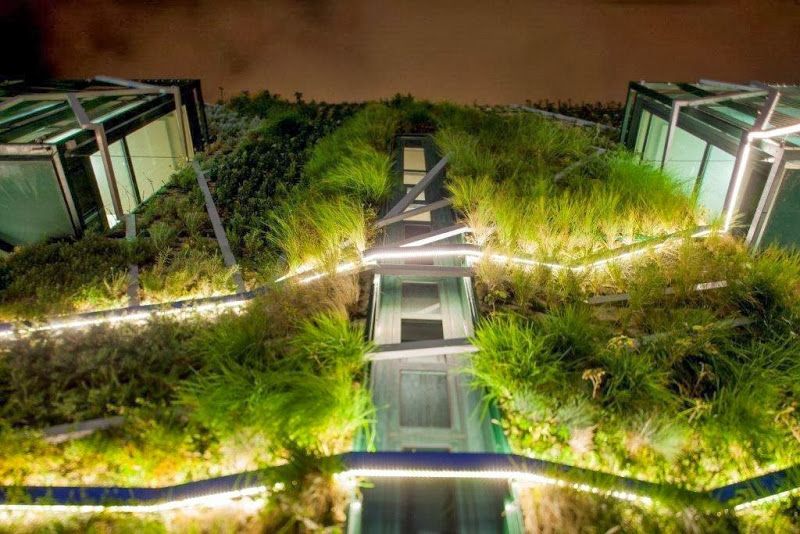 Palacio De Congresos ripreso dal basso verso l'alto di notte