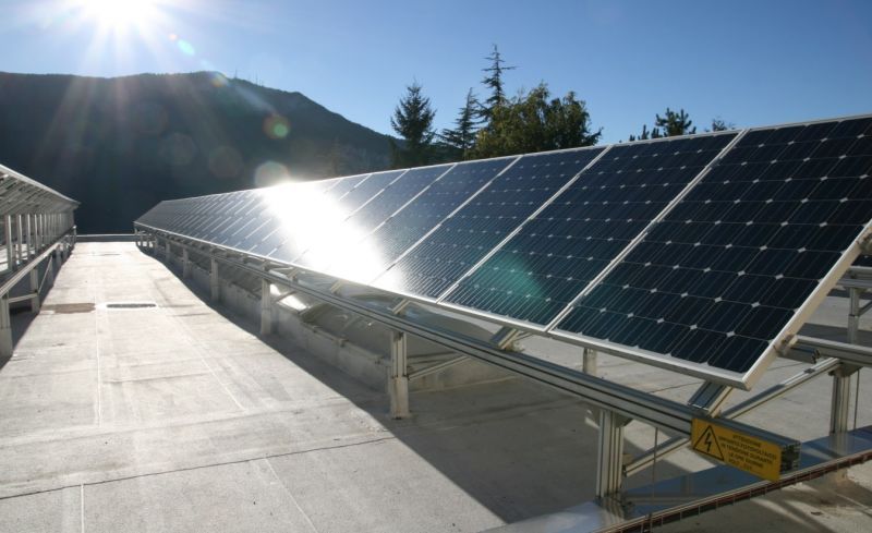 pannelli fotovoltaici installati su rilievo su una terrazza