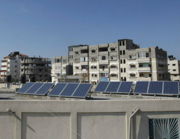 Pannelli fotovoltaici sui tetti di Gaza