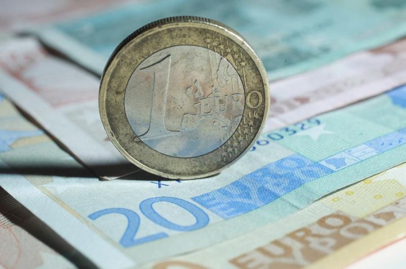 L'Euro, a simboleggiare l'investimento della Europe Bank nelle rinnovabili