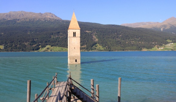 Vista del lago di Resia con la su afamose torre nel lago (BZ)