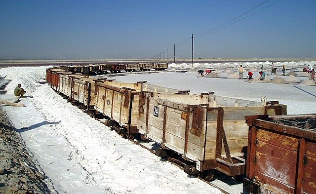 (La regione del lago di Sambhar, produzione di sale)