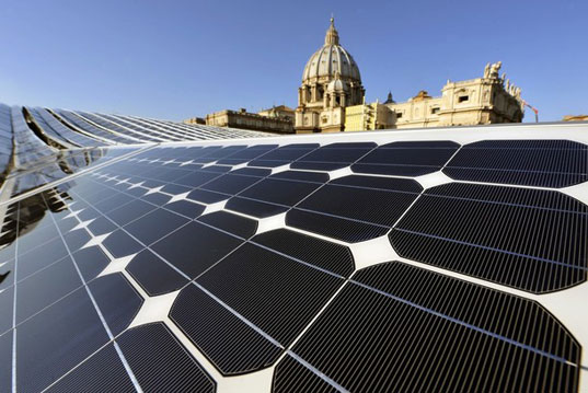 I pannelli solari della Citt&agrave; del Vaticano che ha installato 2.400 pannelli fotovoltaici sul tetto di 5.000 metri quadrati di Nervi.