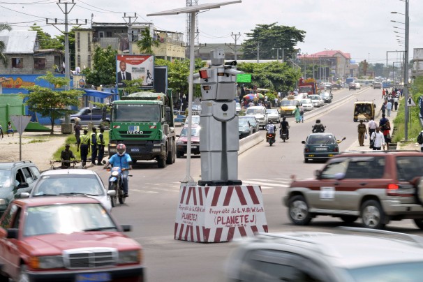 Vigile-robot ad energia solare dirigono il traffico a Kinshasa, Congo