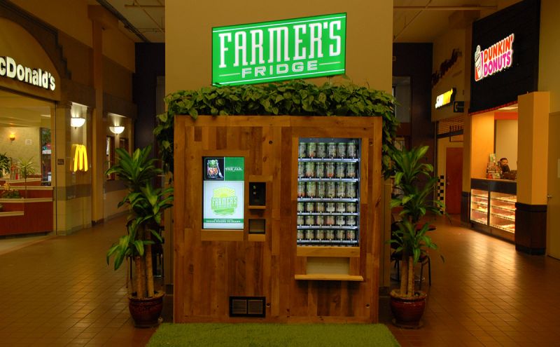 Uno dei due Farmer's Fridge di Chicago, in legno riciclato e a basso consumo energetico