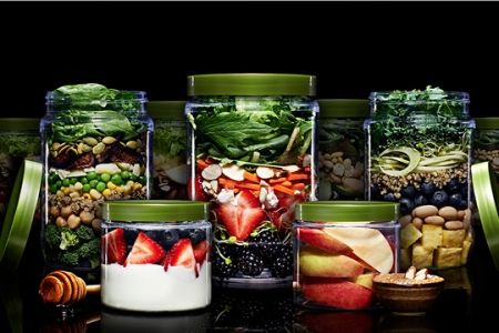 Una selezione delle colazioni, degli snack e delle insalate Farmer's Fridge 
