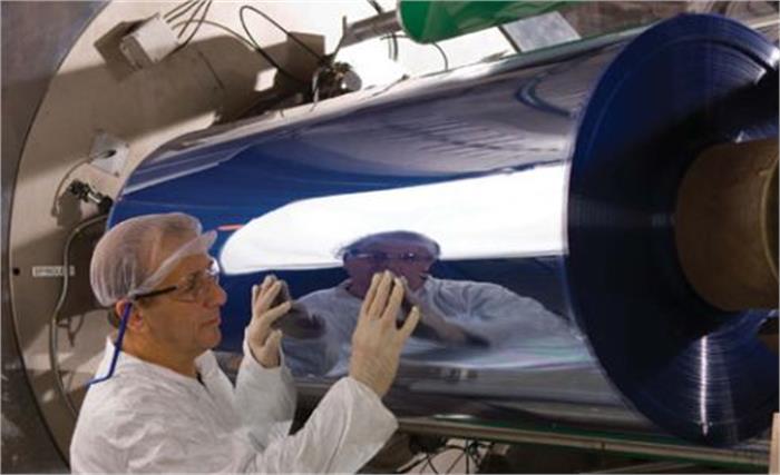 La membrana delle vele fotovoltaiche viene prodotta in laboratorio in rulli continui