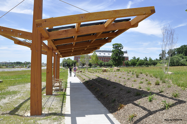 Solar Walk, la pensilina con le grondaie e i pannelli fotovoltaici
