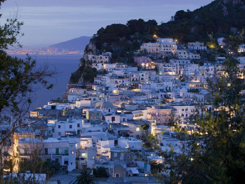 Veduta del centro abitato di Capri, una delle perle italiane nel Mediterraneo