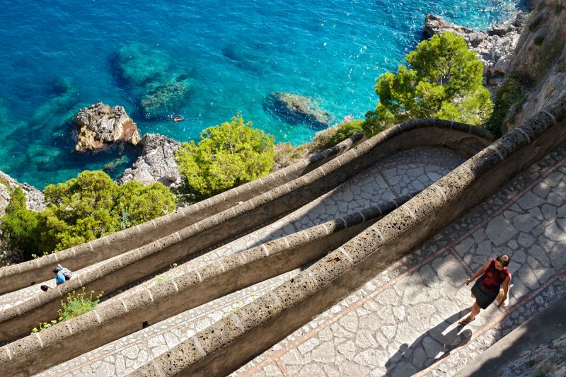 I tornanti della via Krupp, per i quali Dyaqua Art Studio e il gruppo Sartogo Architetti Associati avevano pensato le pietre solari