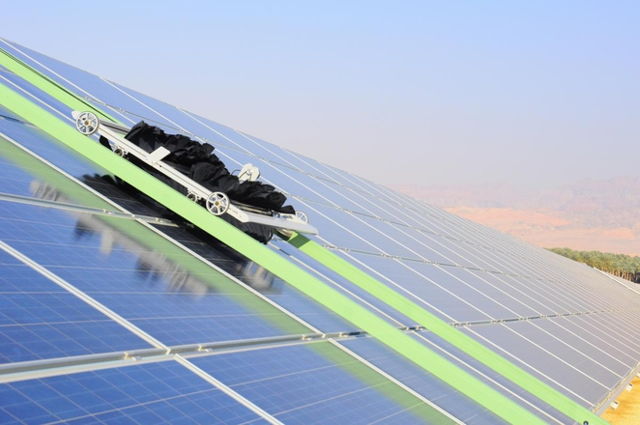 I robot ecologici Ecoppia in azione sui pannelli solari I robot ecologici della Ecoppia permettono di pulire i pannelli solari ogni giorni eliminando il 99% di sabbia e polvere