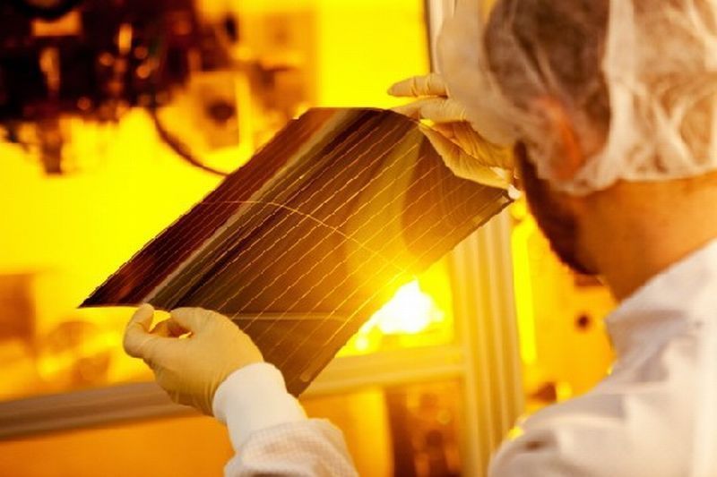 Il tasso di assorbimento di luce solare e di produzione di energia elettrica varia nei pannelli Heliafilm