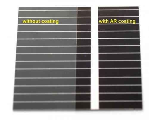 Il confronto tra un pannello fotovoltaico non ricoperto dal rivestimento anti-riflesso e un altro che invece lo utilizza