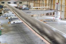 L'aereo solare Solar Impulse 2 con un'apertura alare di circa 72 metri