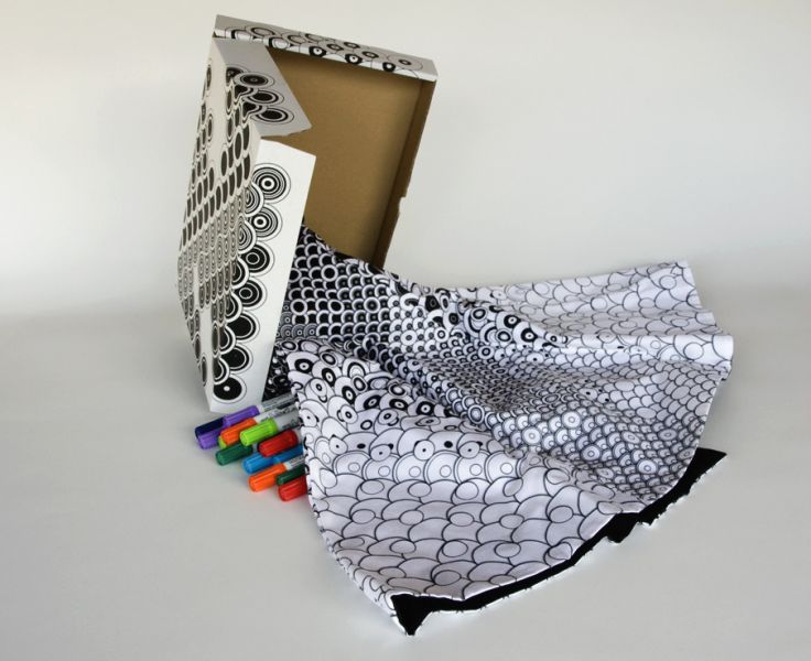 "Color-It-Yourself Dress"_Michiel Schuurman (graphic designer) e Berbero Soepboer (fashion designer) "Color-It-Yourself Dress"_Michiel Schuurman (graphic designer) e Berbero Soepboer (fashion designer)