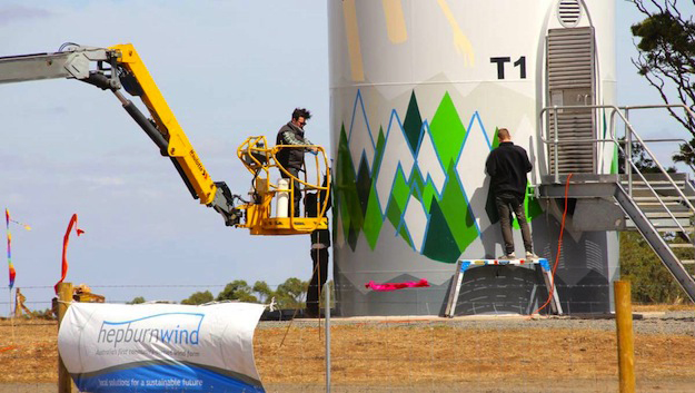 Turbine Gale e Gusto della comunità eolica di Hapburn Wind dipinte dall'artista Ghostpatrol durante il Sustainable Living Festival Turbine Gale e Gusto della comunità eolica di Hapburn Wind dipinte dall'artista Ghostpatrol durante il Sustainable Living Festival