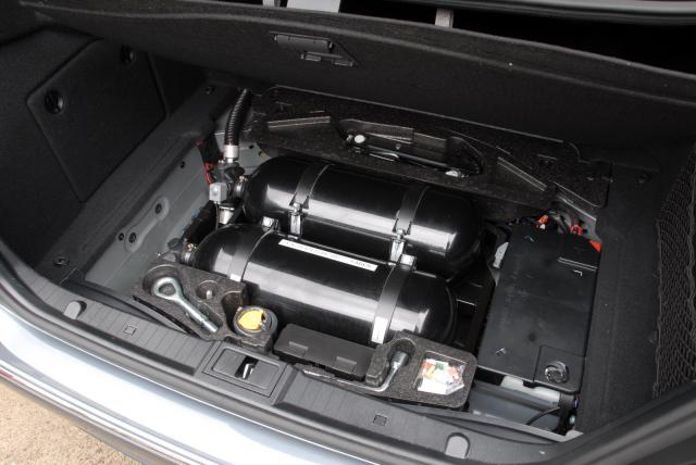 Bombole istallate nel baule di una Mercedes e200