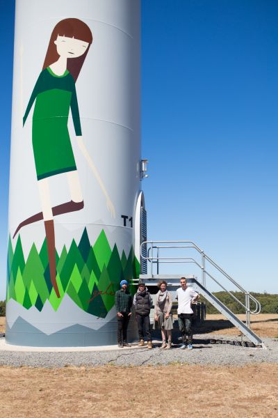 Turbine Gale e Gusto della comunità eolica di Hapburn Wind dipinte dall'artista Ghostpatrol durante il Sustainable Living Festival Turbine Gale e Gusto della comunità eolica di Hapburn Wind dipinte dall'artista Ghostpatrol durante il Sustainable Living Festival