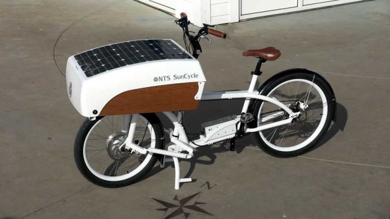 La NTS Suncycle &egrave; dotata di un pannello fotovoltaico da 60 W sul coperchio della cassa di carico