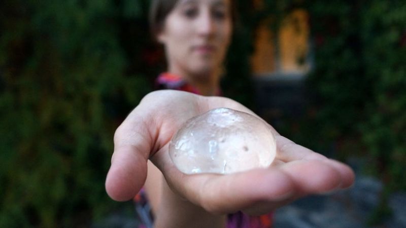 Uno strato gelatinoso di alghe e cloruro di calcio avvolge l'acqua da bere