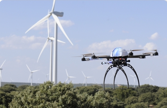L'Aracnoc&oacute;ptero &egrave; un drone-elicottero per la manutenzione delle pale eoliche