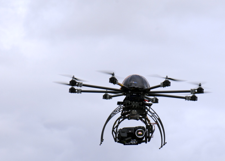 Il drone &egrave; dotato di fotocamere ad alta risoluzione per scattare fotografie da angolazioni differenti della pala eolica