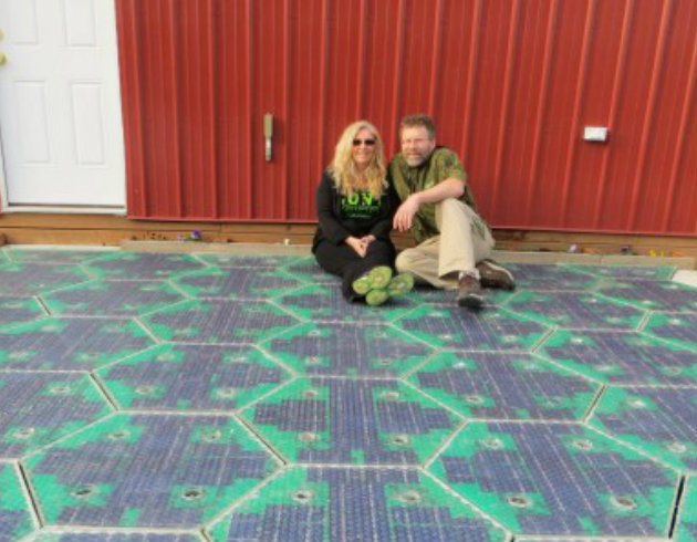 Julie e Scott Brusaw seduti su un prototipo di Solar Roadways