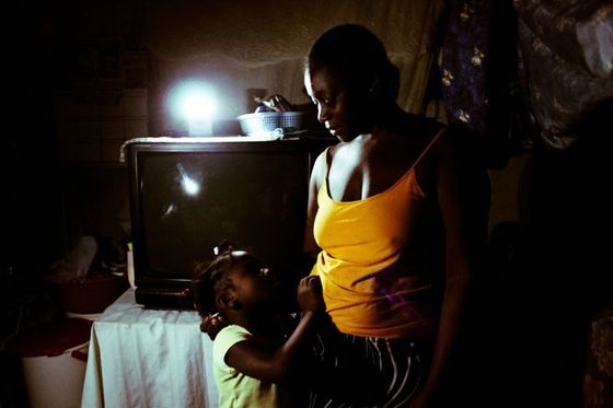 WakaWaka Light usato in una cucina africana