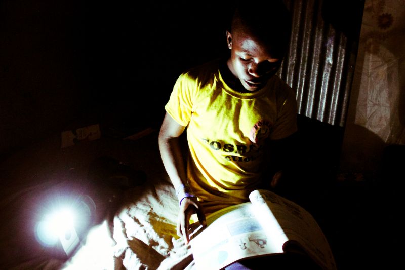 WakaWaka Light usata durante gli studi da un giovane africano