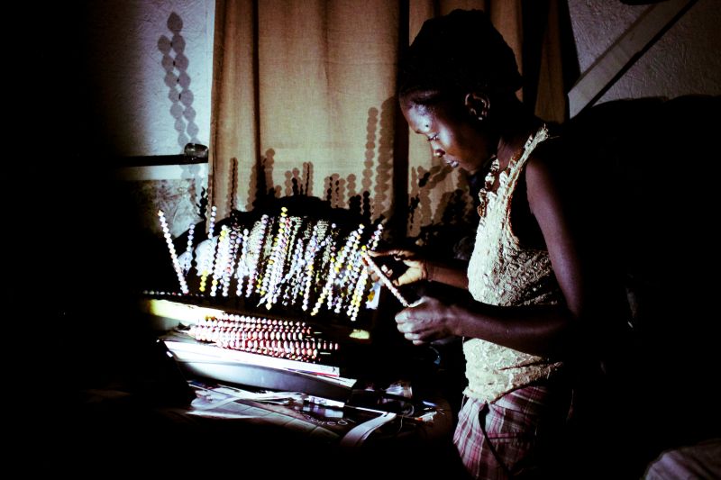 WakaWaka Light usata durante il lavoro, sempre di sera