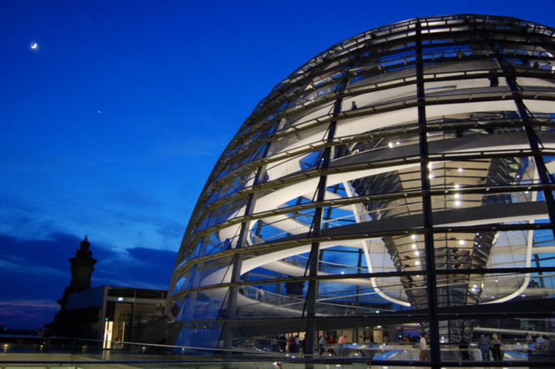 A Berlino, nella cupola del Reichstag, si possono ammirale re 360 lastre a specchio che illuminano la sala plenaria